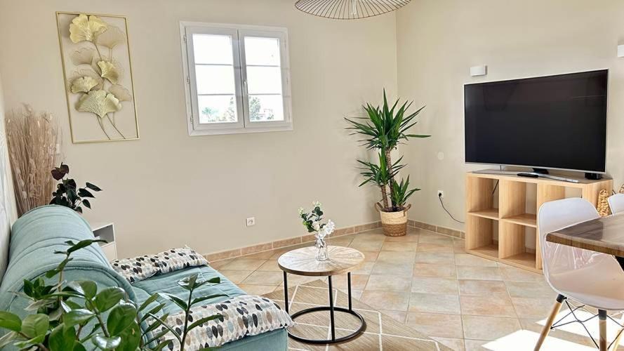 2 Hebergements - 10 Couchages - Parking, Piscine, Jacuzzi - Convivialite Roquebrune-sur Argens Bagian luar foto